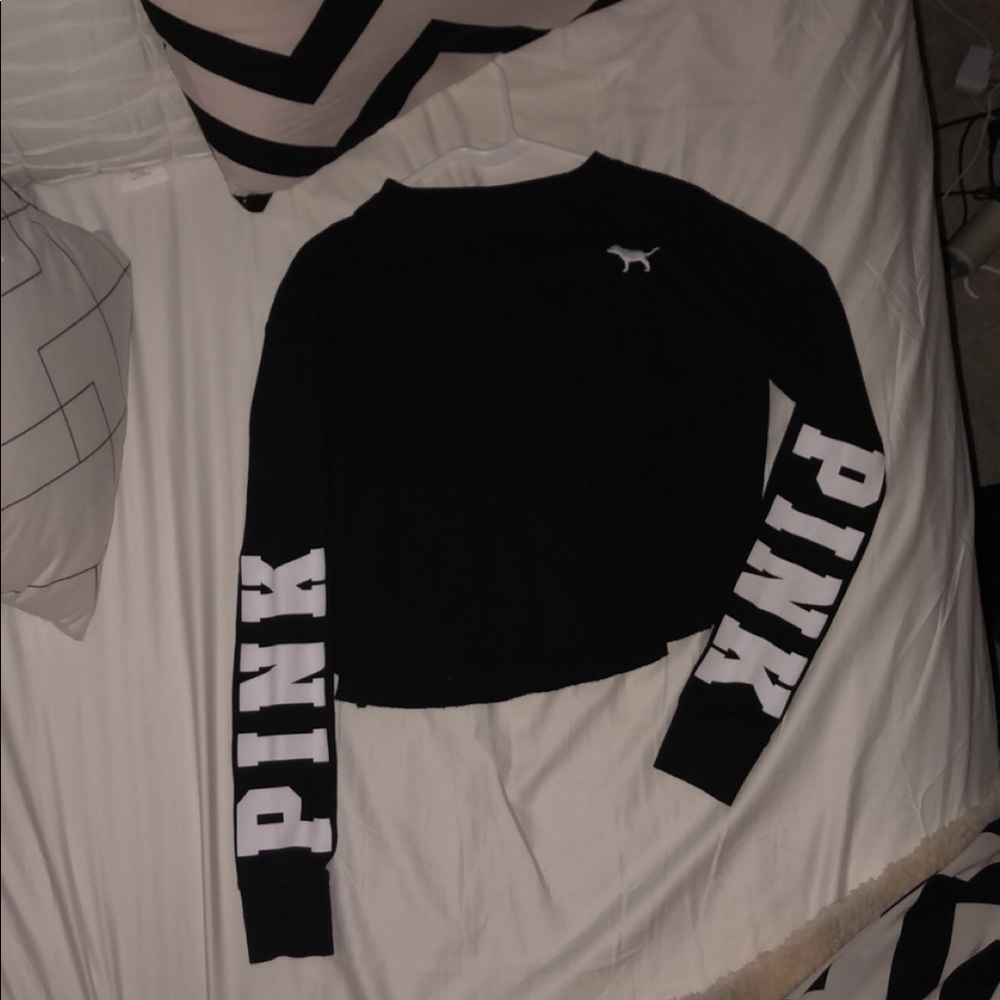 black long sleeve crop top